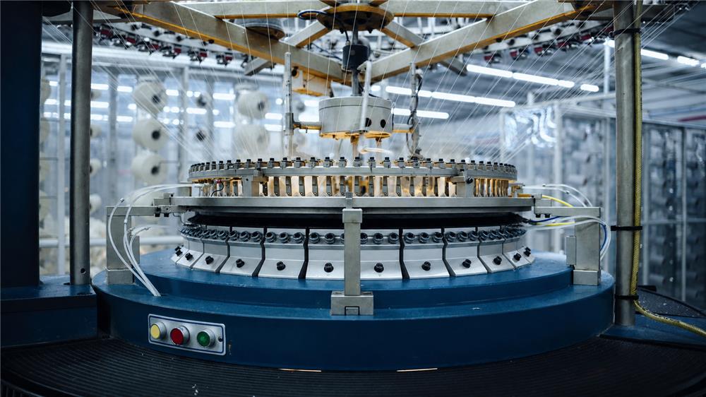 04-knitting-machine-retouched