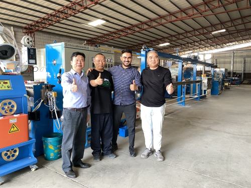 アフリカの顧客がHongliケーブル押出装置の工場受け入れを正常に完了