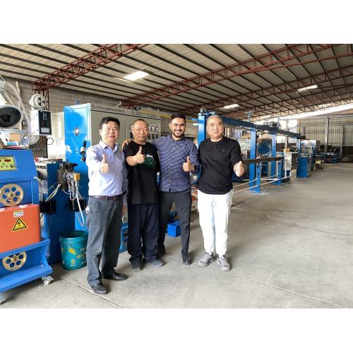 아프리카 고객이 Hongli 케이블 압출 장비의 공장 승인을 성공적으로 완료했습니다.