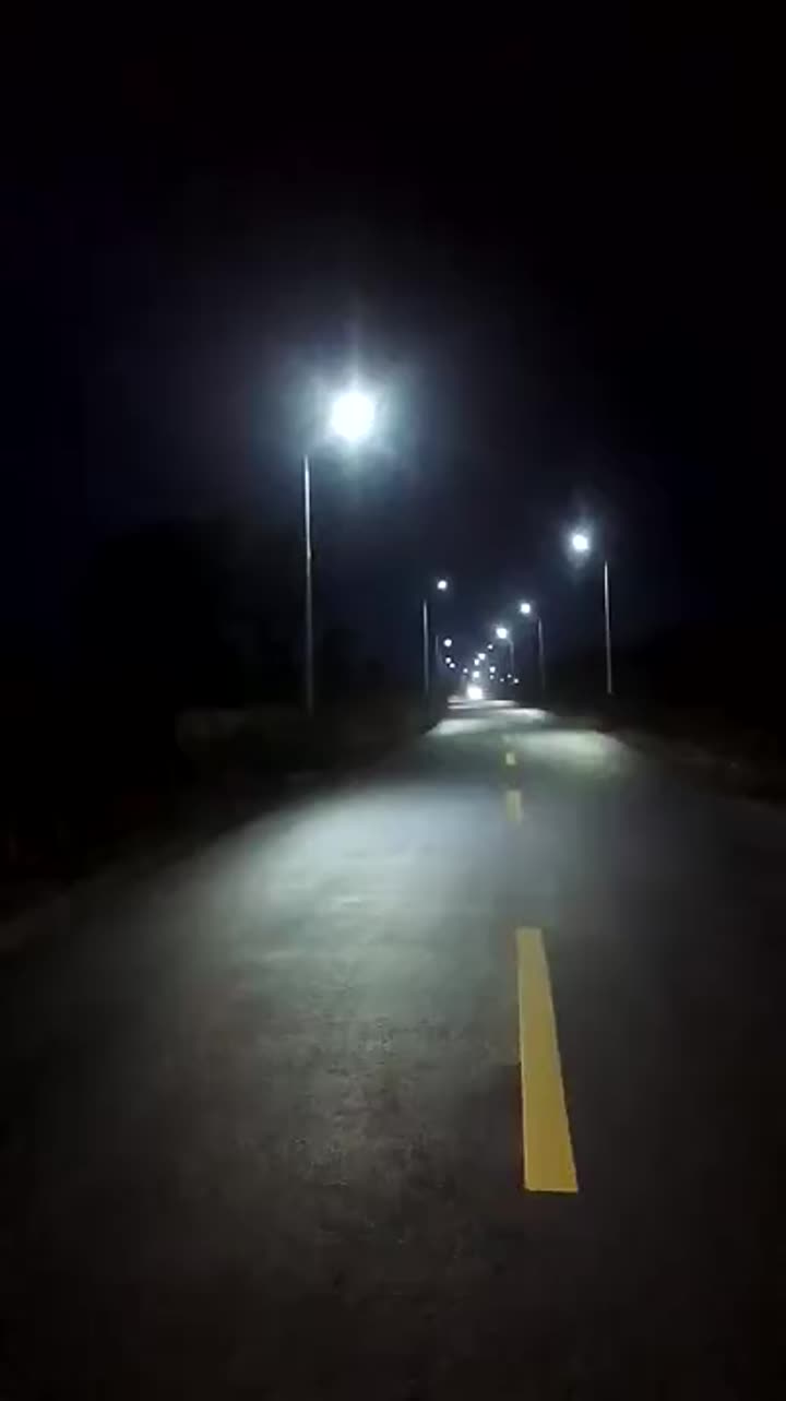 Iluminación de luces de la calle por la noche