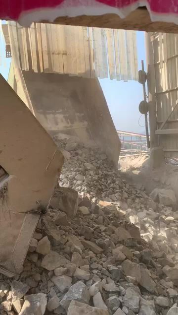 6. The mine cart arrives at the crusher to pour materials