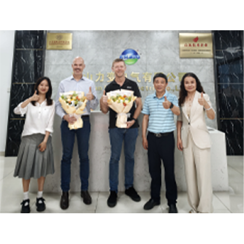 عملاء الصناعة الأوروبية يزورون شركة Kunshan Leabe Electric Co., Ltd لمناقشة التعاون في مشروع المحولات