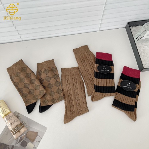 튜브 양말과 파일 양말이 달린 Miradeb 로고의 한국 버전