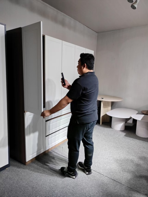 Los clientes camboyanos explora las ofertas de muebles de Bribrion