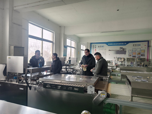 Línea de producción de panqueques completamente automática, máquina formadora comercial inteligente de pan plano de varios tamaños y pasteles sin levadura