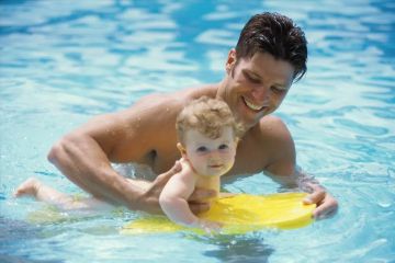 L'utilisation correcte des anneaux de natation pour bébé