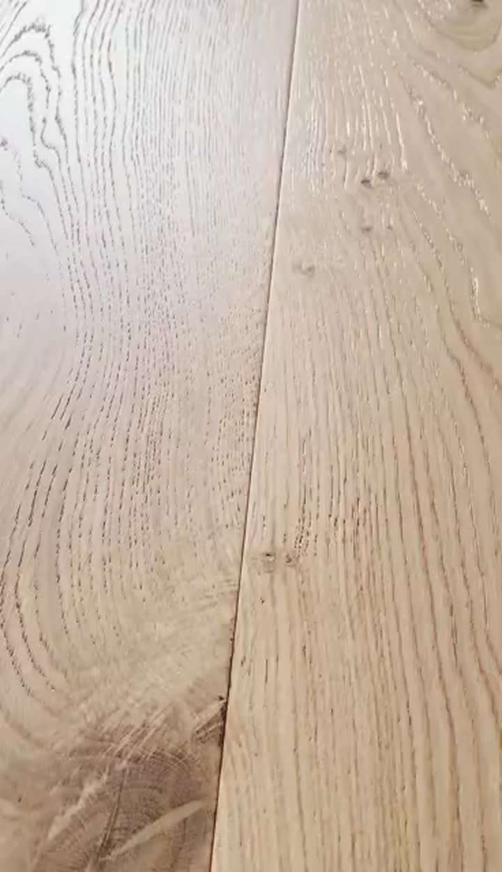 Tratamento de superfície transparente de piso de madeira de carvalho
