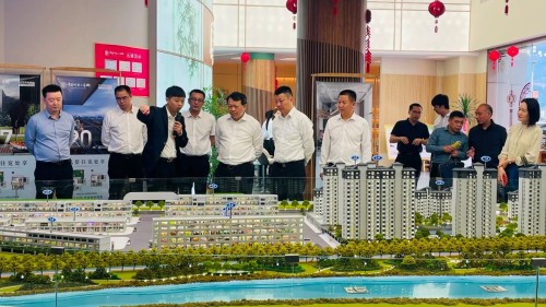 Директор Хуан Хемин посещает бамбуковую продукцию Products Industrial City, чтобы обмениваться идеями по новым путям для бамбуковой промышленности.