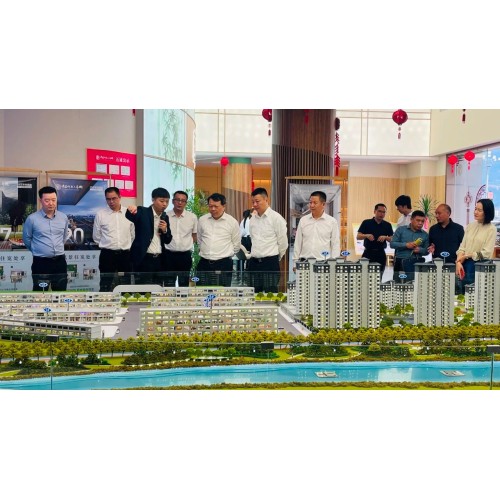 Директор Хуан Хемин посещает бамбуковую продукцию Products Industrial City, чтобы обмениваться идеями по новым путям для бамбуковой промышленности.