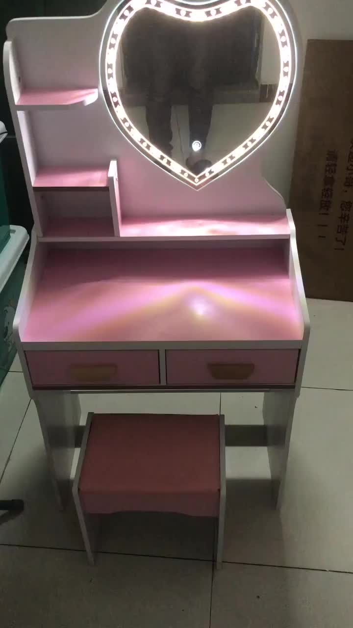 Heart-shaped mirror dresser