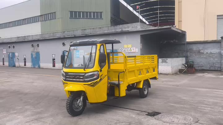 Motocicleta de triciclo amarillo con barandilla