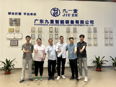 Clientes extranjeros visitan Jiuzhong: demostrando la excelencia de las máquinas niveladoras de chapa metálica