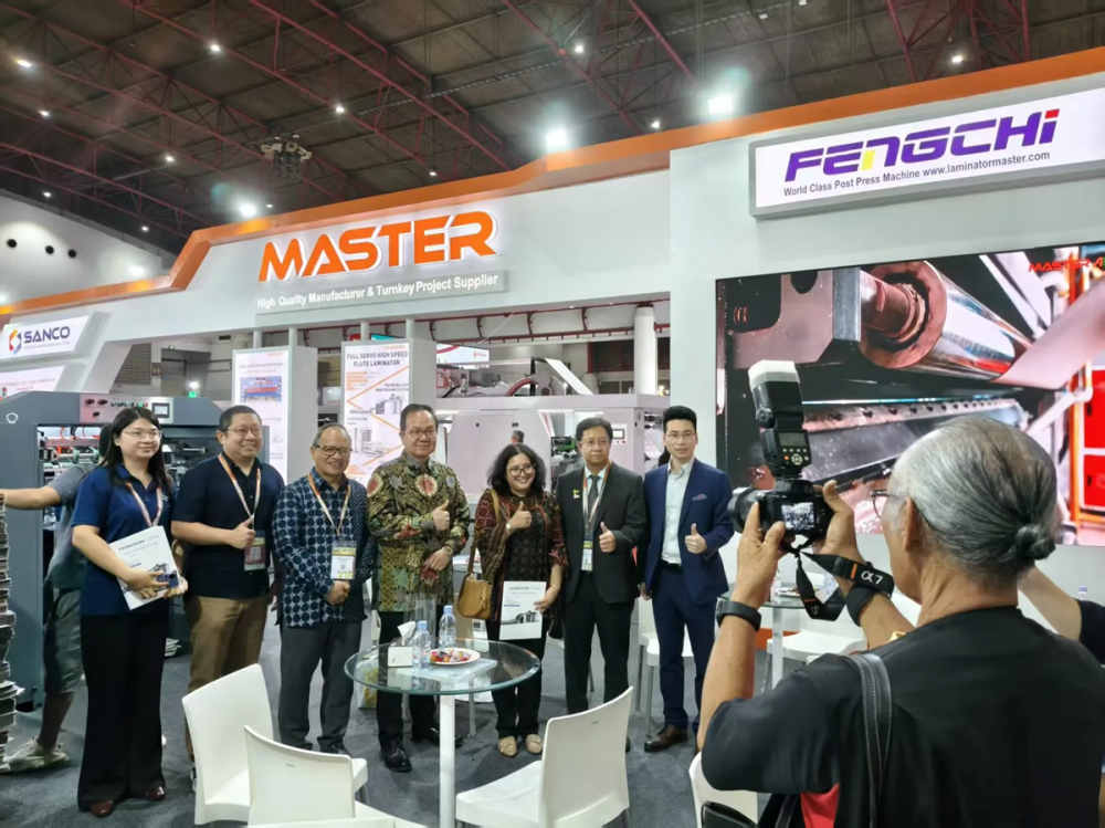 MASTER Team with Clients at Overseas Exhibition