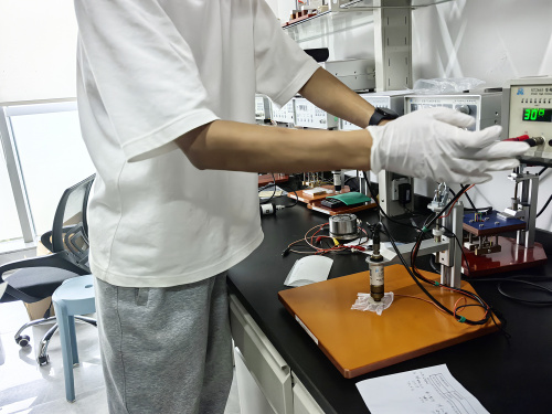 Le test de résistivité des membranes électrolytiques des batteries à semi-conducteurs a été innové. Suzhou Jingge complète efficacement la détection directe des films à haute résistance La corrélation entre les données du test de résistivité volumique des
