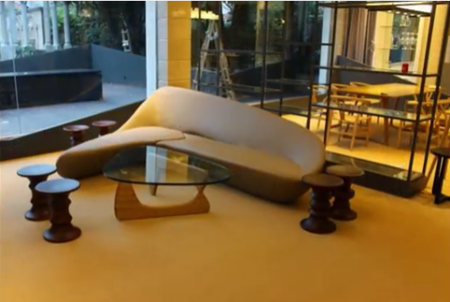 Das Mondsystem -Sofa: Zaha Hadids Meisterwerk des krummlinigen Designs und Komforts