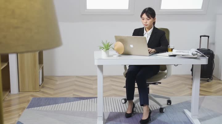 glass tabletop adjustable standing desk.MP4