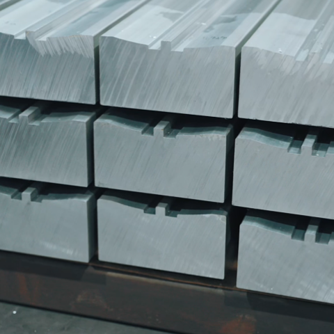 不规则的铝剖面