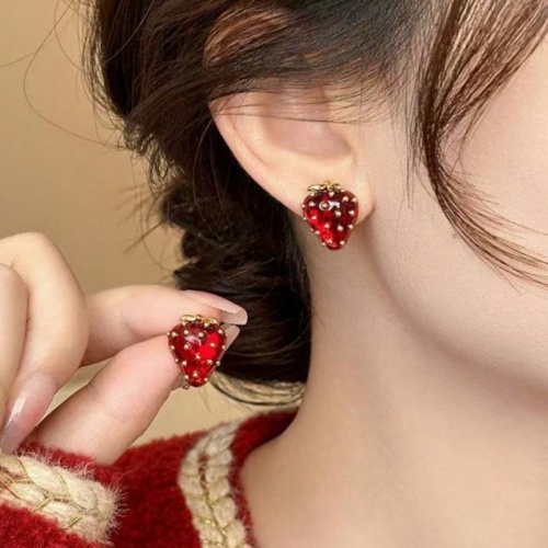 Launch trendy red strawberry stud earrings to inject sweet vitality into fashionable styles.