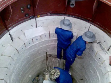 Introduction à des matériaux réfractaires pour la muqueuse des fours à chauffage uniforme et un fonctionnement thermique