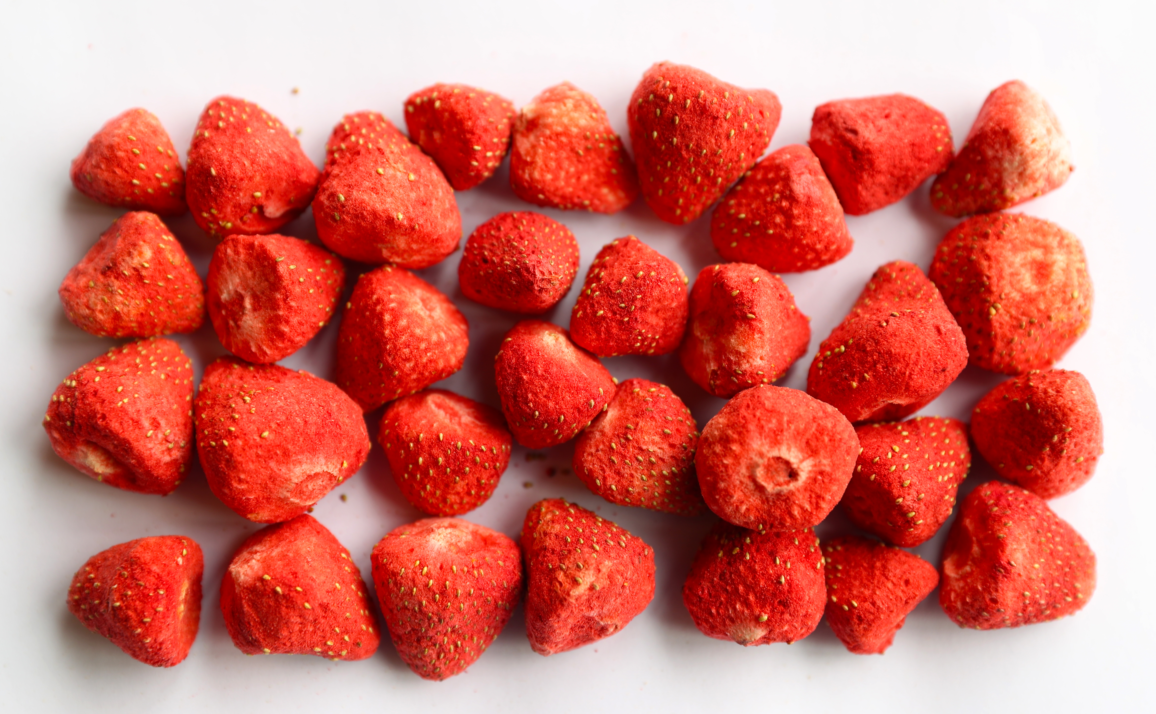 Whole dehydrated dried strawberries