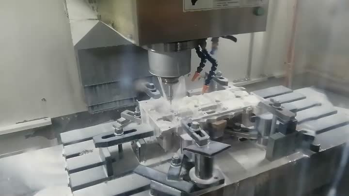 CNC Maching, la máquina CNC está funcionando