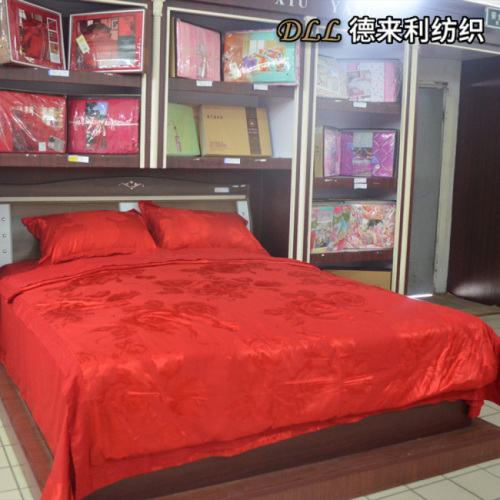 Компания Jiangsu Delaili Textile Technology Co., Ltd. выпускает комплект постельного белья из 4 предметов из алого атласа и жаккарда для праздничного и роскошного украшения спальни