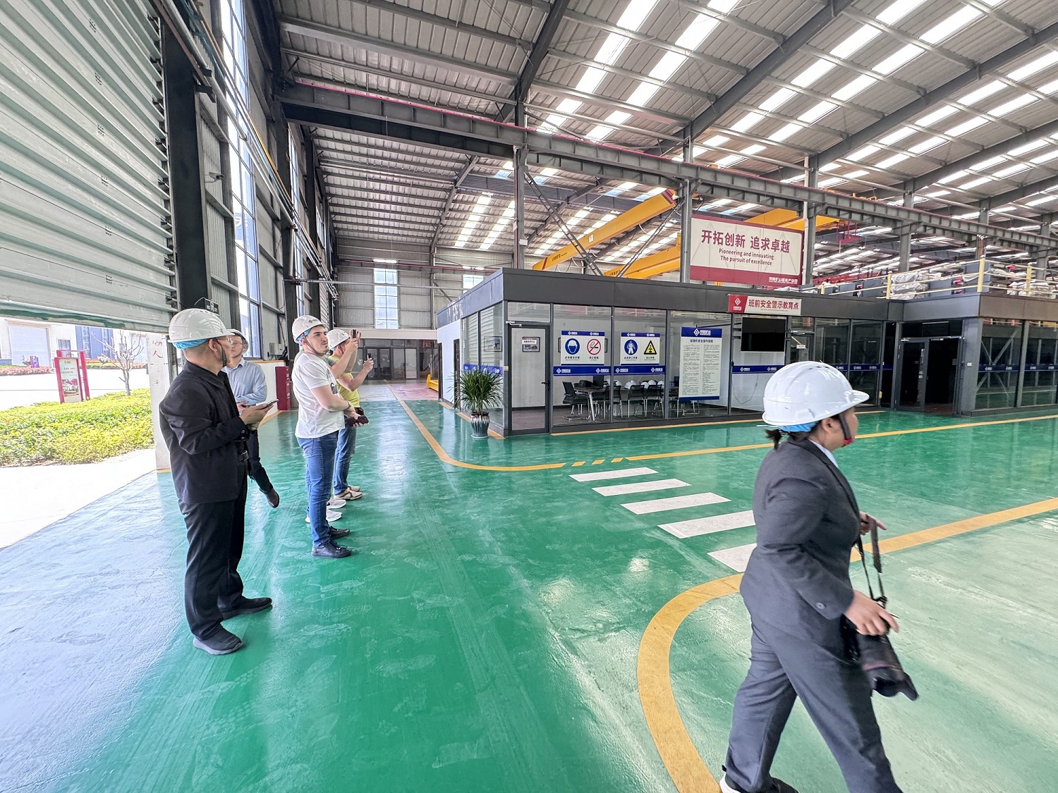 Les clients étrangers visitent notre usine