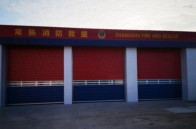 Puerta de garaje de la estación de bomberos