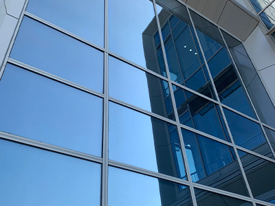 ينمو سوق زجاج الأمان العالمي بشكل مطرد، مدفوعًا باللوائح الصارمة والتقدم التكنولوجي