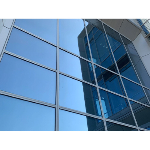 ينمو سوق زجاج الأمان العالمي بشكل مطرد، مدفوعًا باللوائح الصارمة والتقدم التكنولوجي