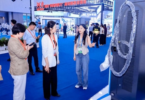 Sennan Electric apresenta conquistas inovadoras na Feira de Cantão e na Feira Internacional de Pequenas e Médias Empresas da China; Pilha de carregamento inteligente atrai a atenção dos líderes ministeriais