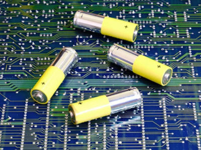 ¿Cuáles son las diferencias entre baterías ácidas y baterías alcalinas?