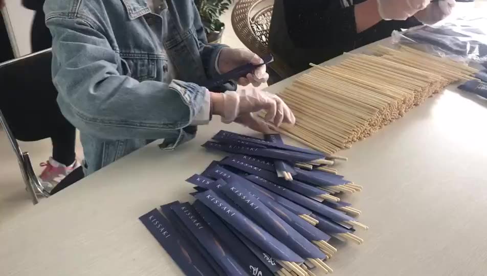 Vente directe d&#39;usine Copsticks en bambou rond naturel en gamme Logo imprimé enveloppé1