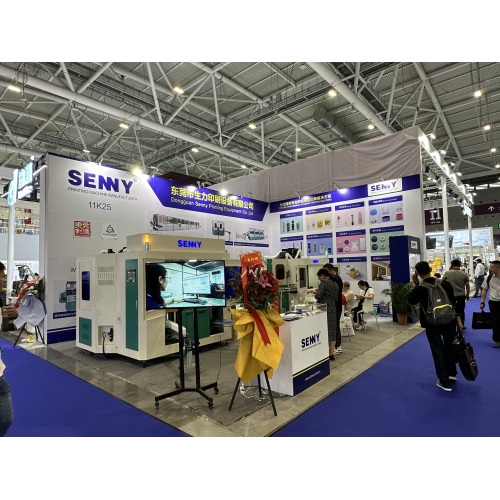 Η μηχανή εκτύπωσης οθόνης Senny CNC εμφανίζεται στο Chinaplas 2023
