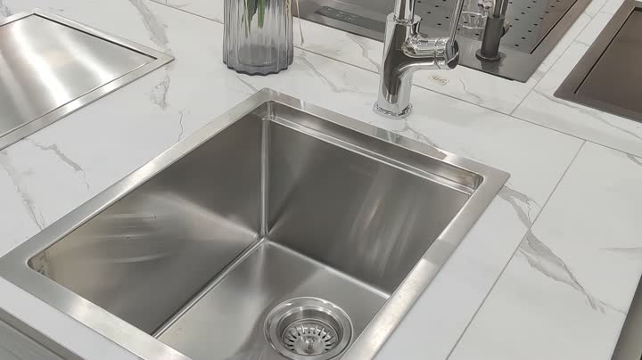 Bord tal-qtugħ tal-injam fuq is-sink
