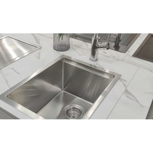 Bord tal-qtugħ tal-injam fuq is-sink