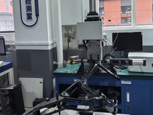 Máquina de marcado silencioso personalizada de Chuke Intelligent para tubos de dirección de motocicletas implementada en la línea de producción de un importante fabricante