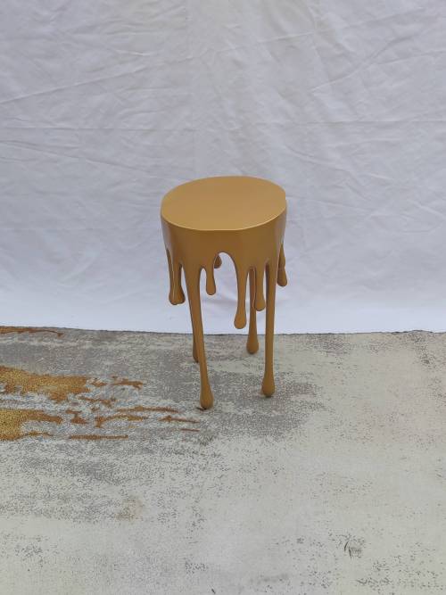 Die Kunst der modernen Eleganz: Metallic Drip Side Table in Ihrer Wohnkultur