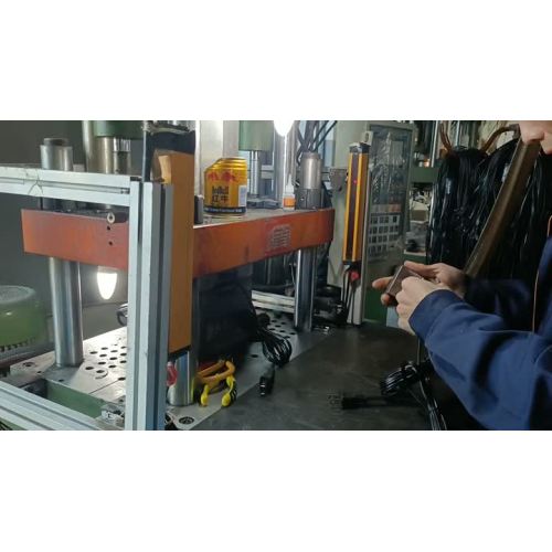 मोल्ड के अंदर: पावर प्लग कैसे बनता है