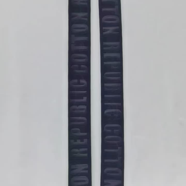 Elastik dengan logo timbul