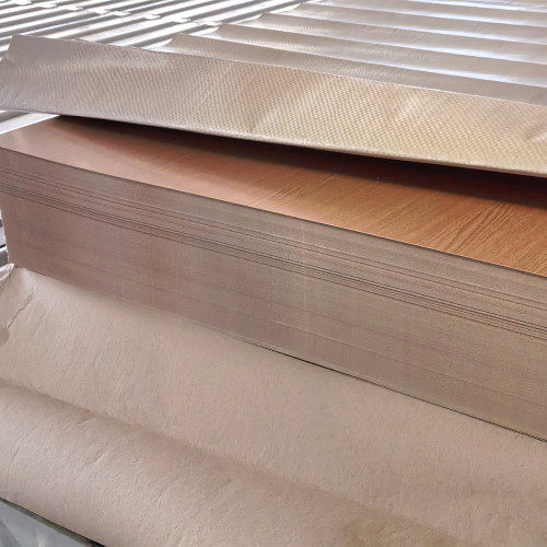 Резка металлической пленки ПВХ для отделки стен