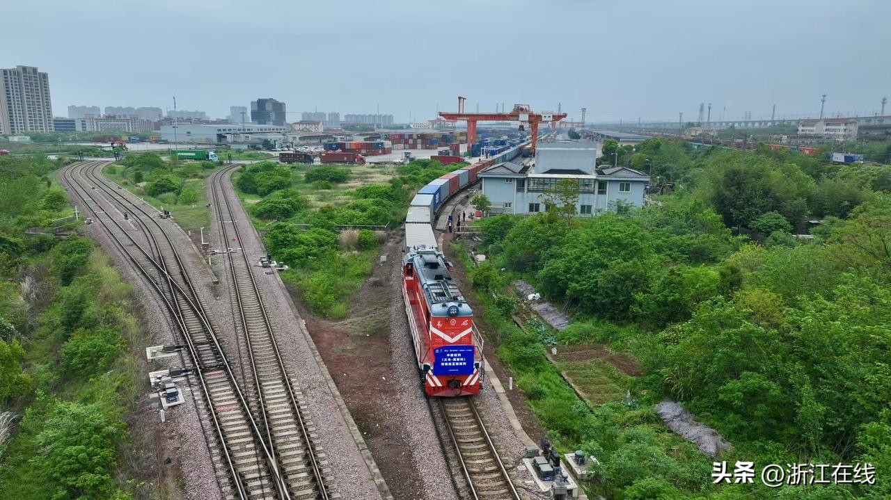 Прадукты Yiwu блішчаць на чэмпіянаце свету па футболе: інтэрмадальная лагістыка адкрывае шлях кітайскім таварам да сусветнага росту