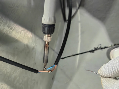 Хатти фаврии хўроки кафшери кафшерӣ дар нерӯи пурраи кафшер аст