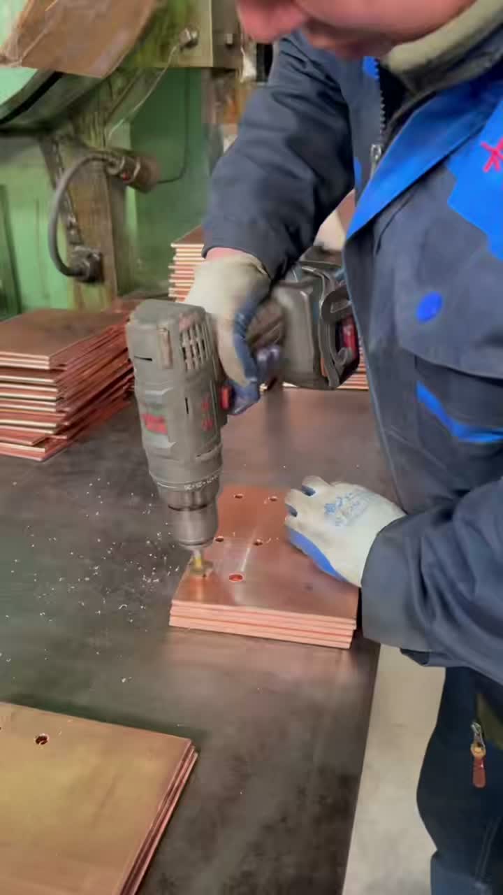 Procesamiento de biselado de barras de cobre.