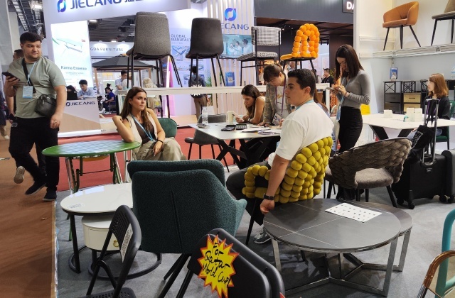 El equipo de Rusia quiere comprar mesas y sillas de comedor.