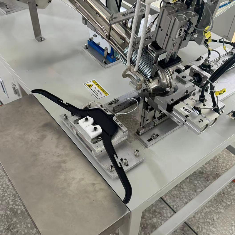 Pequeños equipos de producción de perchas de plástico.