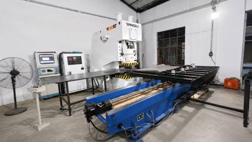 Lo stabilimento di Guangzhou del Gruppo ANJIA installa una pressa per punzonatura a gola profonda da 63 tonnellate: espansione della produzione di lamiere perforate