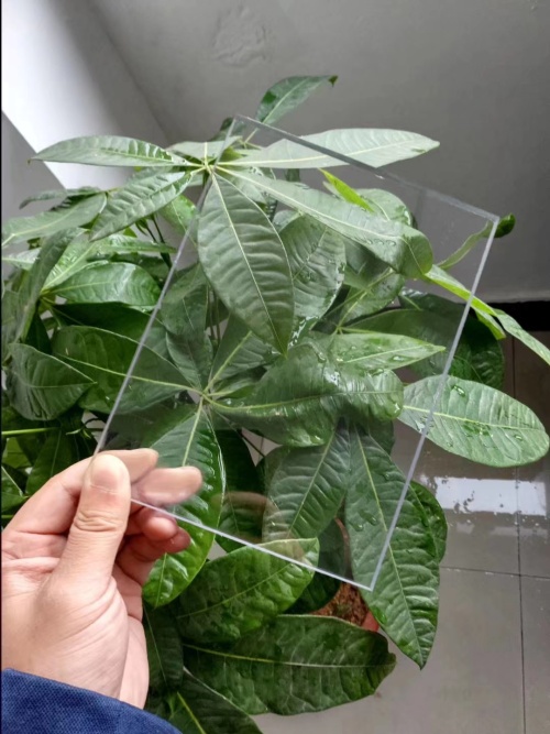 如何在透明的PC耐力板和玻璃之间进行选择？