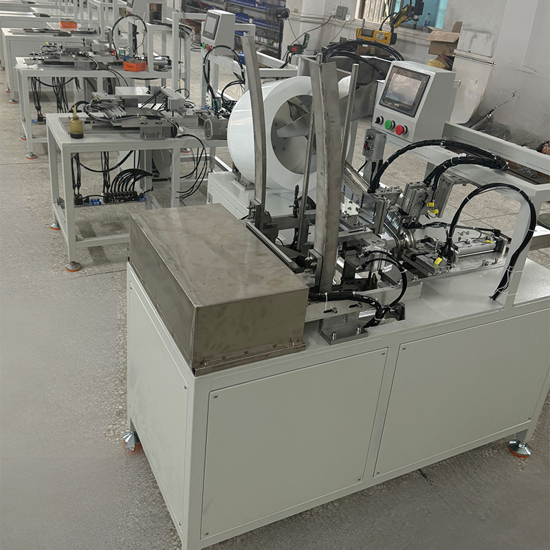 Máquina para colgar ropa con ganchos.