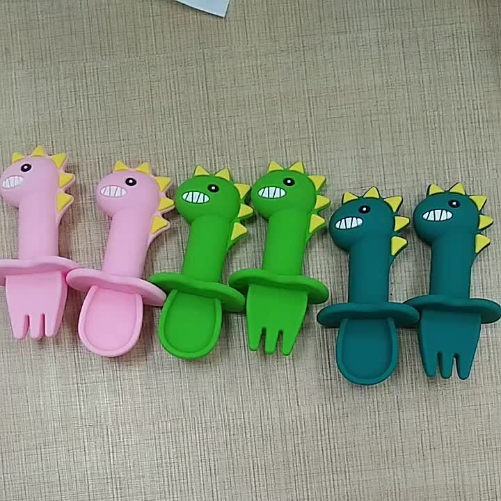 set de fourchette cuillère dinosaure en silicone.mp4